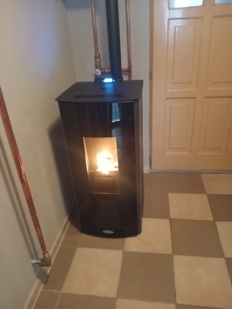 Kachle napojené na medené rozvody kúrenia