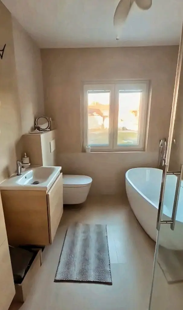 Dokončená kúpeľňa s vaňou, WC a umývadlom