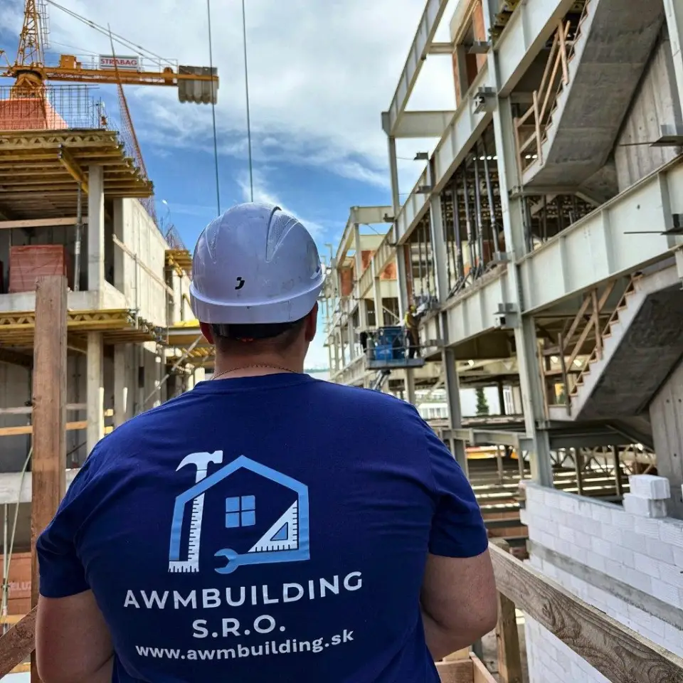 Pracovník AWMBUILDING na veľkej stavbe